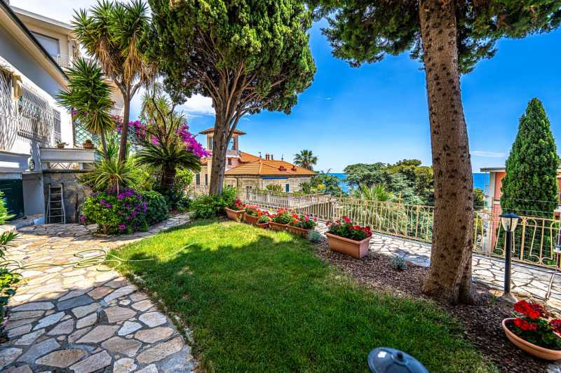 Elegant apartment with garden in Sanremo for sale
