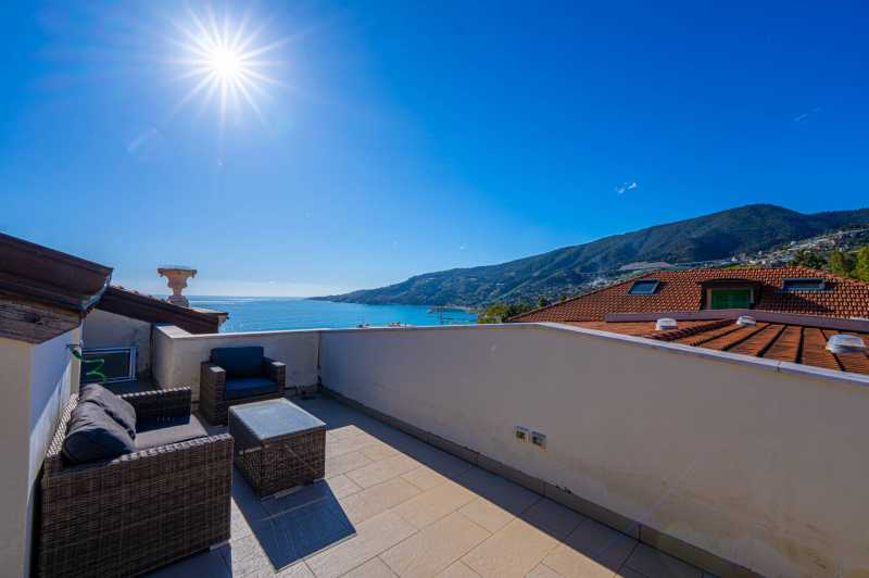Two-story penthouse by the sea in Ospedaletti