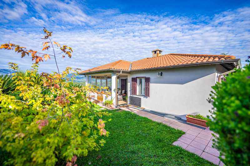 Vallebona, villa for sale